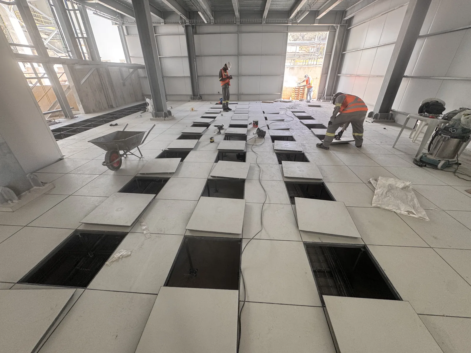 Piso elevado metálico em ambiente industrial